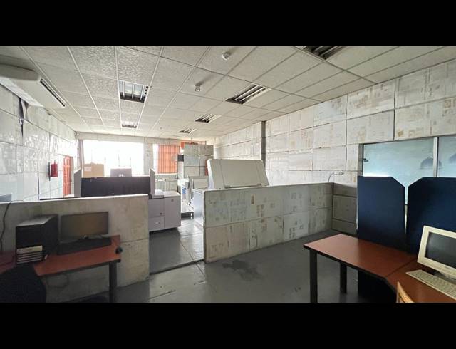 1,660M² WAREHOUSE FOR SALE IN VILLAGE DEEP